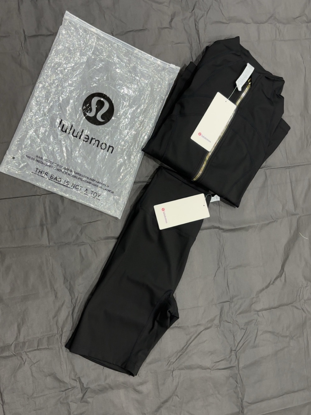 Source Unknown Lululemon Black Athletic Set with Gold Zipper